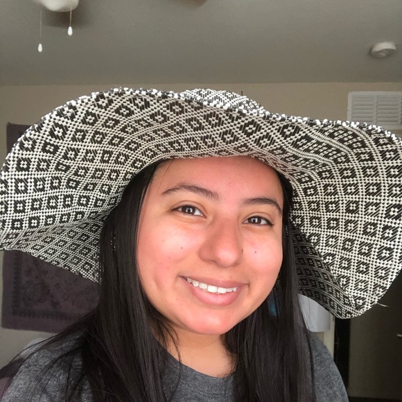 Old Navy Black and White Floppy Summer Hat - Picture 2 of 4